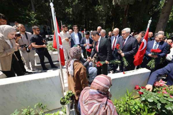 Şehit babasının, elini öpüp bayramını kutlayan Vali'yle diyaloğu yürekleri ısıttı