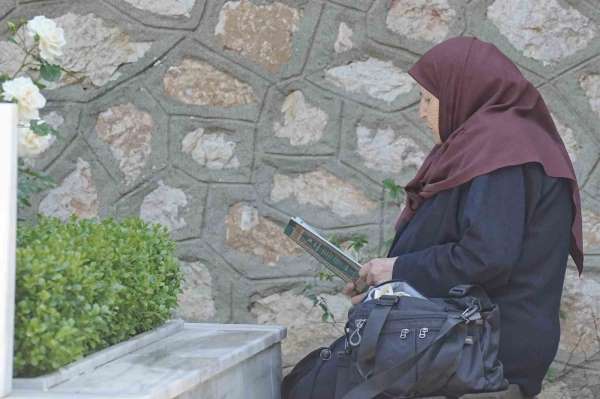 Şehitlikte hüzünlü bayramlaşma
