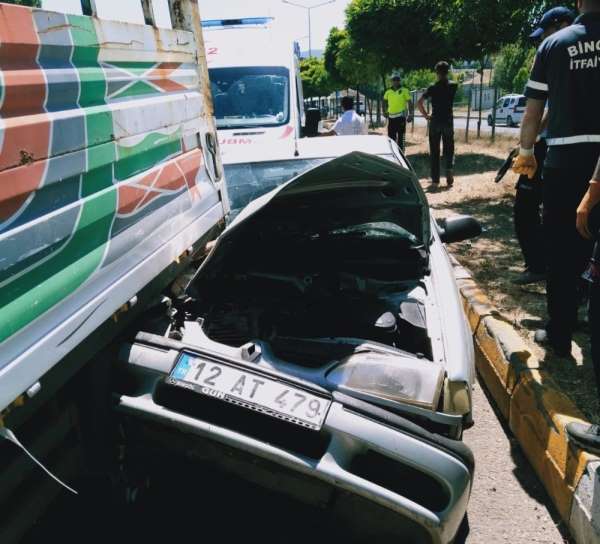 Bingöl'de trafik kazası, sıkışan sürücü kurtarıldı 