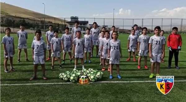 Minik futbolculardan Kayserispor'a destek 