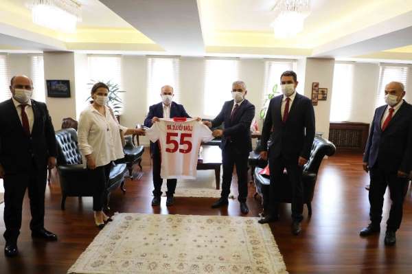 Samsunspor kafilesinden Vali Dağlı'ya 55 numaralı forma hediyesi 