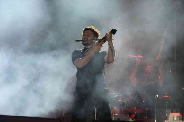 Sevilen sanatçısı Ekin Uzunlar, Zonguldak'ta konser verdi