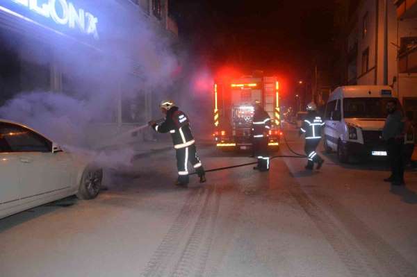 Park halindeki otomobilde çıkan yangın büyümeden söndürüldü