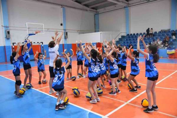 Yunusemre'de yaz spor okulu voleybol kursları yoğun ilgi görüyor