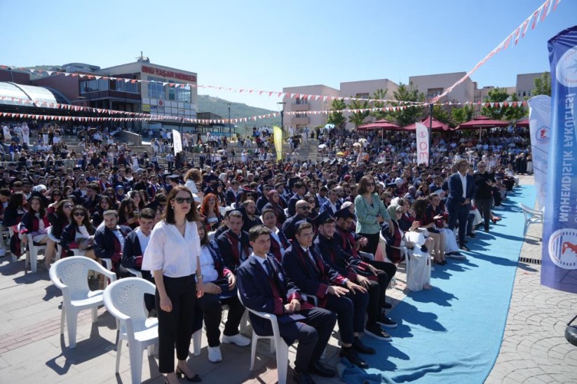 Samsun'da 440 genç mühendisin mezuniyet coşkusu