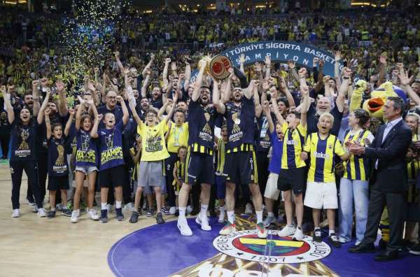 Basketbol Süper Ligi'nde şampiyon Fenerbahçe Beko kupasını aldı