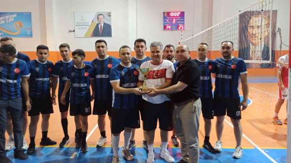 Kaymakamlık Voleybol Turnuvası'nın Şampiyonu Zanbak Tarım oldu