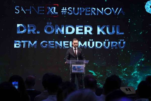 Sahne XL etkinliğinde 'Supernova' temasıyla 13 girişimci sahne aldı