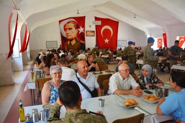 Türk Kara Kuvvetleri'nin 2234'üncü kuruluş yıl dönümünde şehit aileleri ve gaziler onuruna yemek düzenlendi
