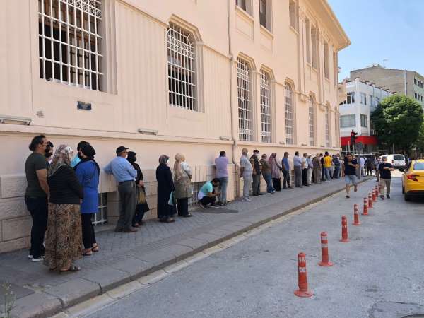 Bankalarda tatil dönüşü yoğunluğu yaşanıyor