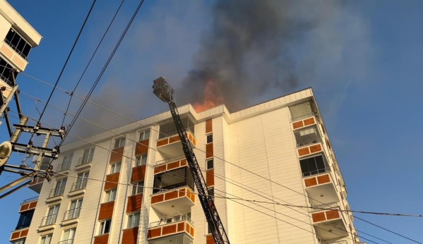 Apartmanda yangın paniği: Bina tahliye edildi, mahsur kalan 1 çocuk kurtarıldı