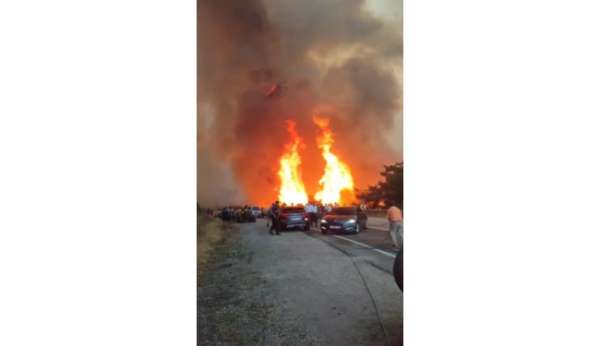 Alevler karayolunu böyle sardı, makam araçları az daha yanıyordu