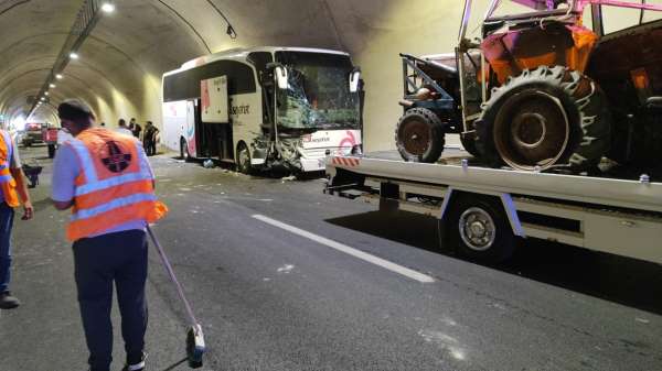 Amasya'da tünelde yolcu otobüsüyle traktör çarpıştı: 1 yaralı