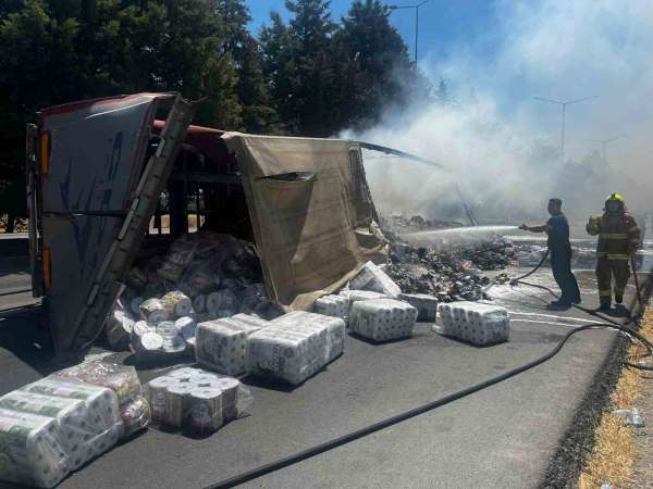 Balıkesir'de trafik kazası sonrası yanan tır, ot yangını çıkardı: 1 yaralı