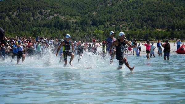 Beyaz kumları ve mavi sularıyla Salda Lake Triatlon nefes kesti