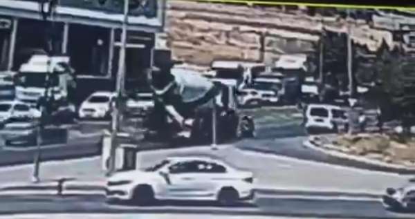 Bir kişinin öldüğü beton mikseri-motosiklet kazası güvenlik kamerasında