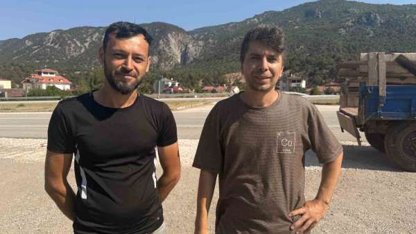 Traktör şambreli ile rafting yaptılar
