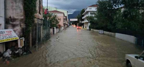 Kastamonu'yu sel vurdu: İş yerleri, evler ve araçlar su altında kaldı