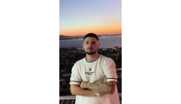 Kırmızı bültenle arananlara yönelik şarkı sözü yazdığı iddia edilen Erol Can Güncü sahnede gözaltına alındı