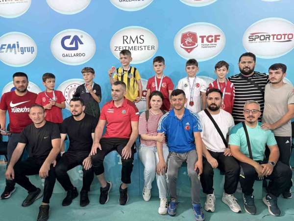 Minik pehlivan Ertuğrul Alp Tekin'den Türkiye Şampiyonası'nda çifte madalya