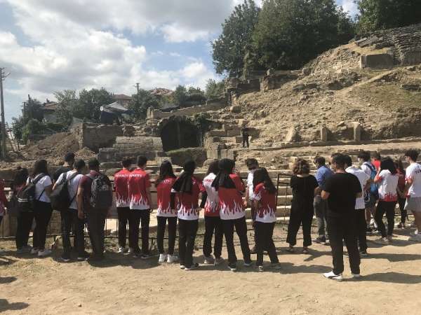Milli sporcular antik tiyatroda kazı yaptı 
