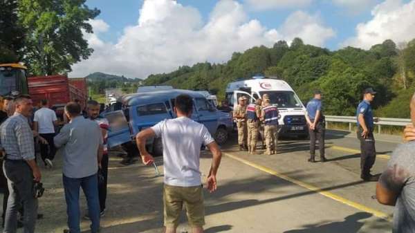 Ordu'da 2 minibüs çarpıştı: 15 yaralı