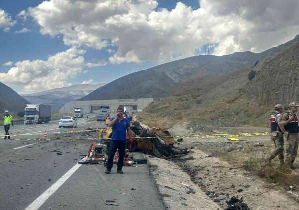 Erzincan'da 4 kişinin öldüğü kazanın nedeni tırın patlayan lastiği