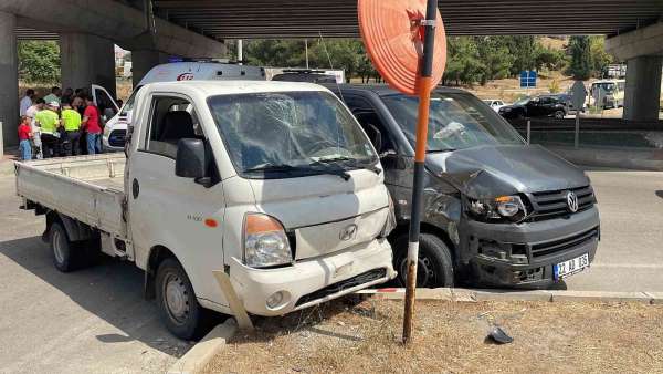 Keşan'da kamyonet ile minibüsün çarpıştığı kazada 1 kişi yaralandı