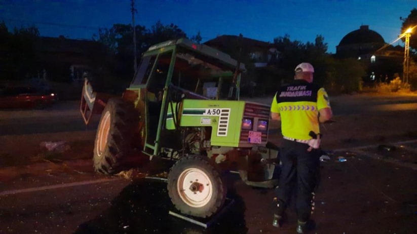 Samsun'da otomobil ile traktör çarpıştı: 3 yaralı