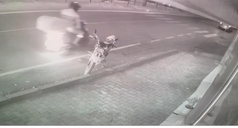 Samsun'da seyir halindeki motosiklet yandı, olay anı güvenlik kamerasında