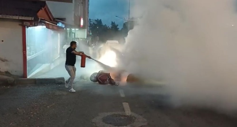Samsun'da seyir halindeki motosiklet yandı, olay anı güvenlik kamerasında
