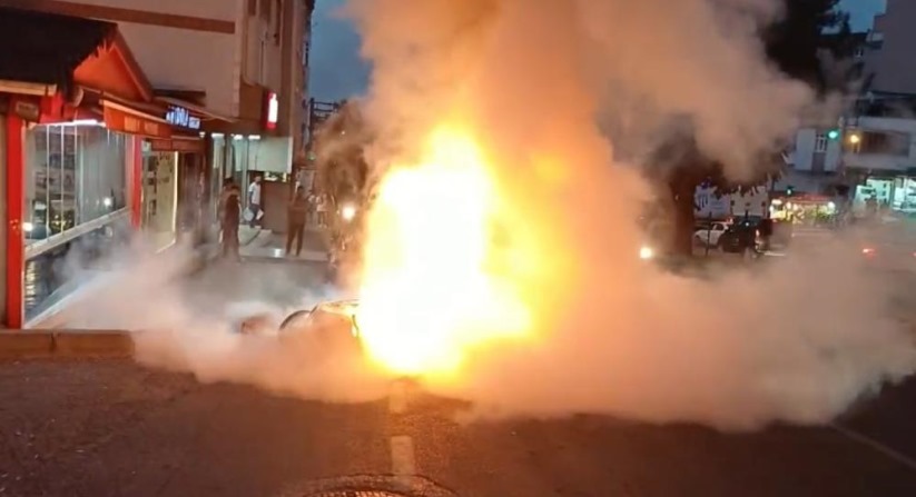 Samsun'da seyir halindeki motosiklet yandı, olay anı güvenlik kamerasında