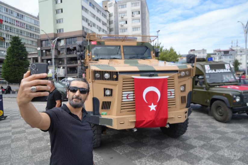 Zırhlı askeri ambulanslar ilgi odağı oldu