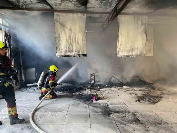 Balıkesir'de balkonda çıkan yangın tüm binayı yakıyordu