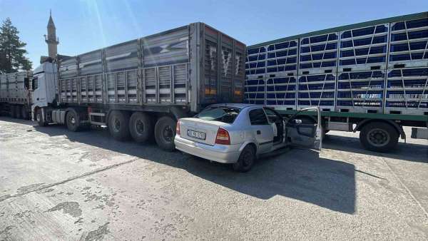 Polisin 'dur' ihtarına uymadı, tırın altına girdi: 1'i ağır 2 yaralı