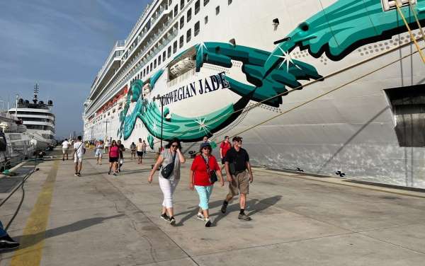 İki gemiyle Bodrum'a 2 bin 551 turist geldi