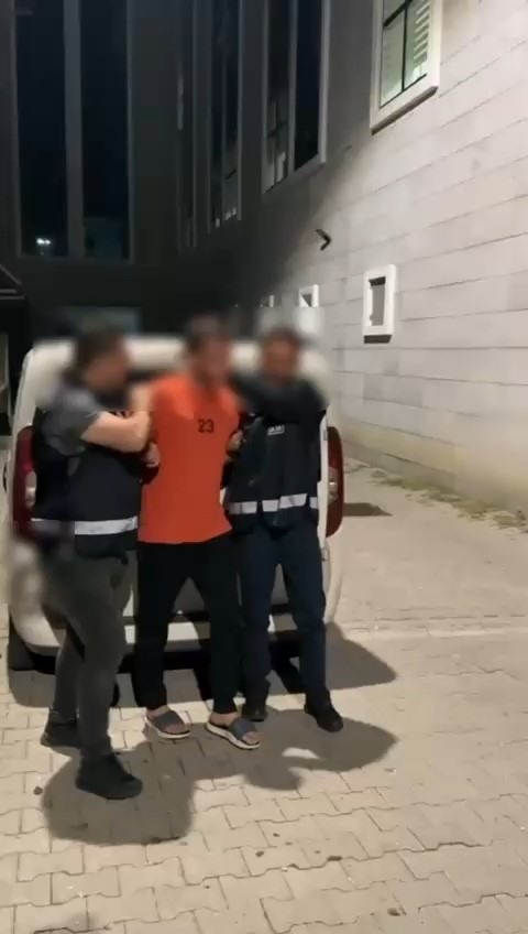 Samsun'da 39 suç kaydı ve 19 yıl hapis cezası bulunan şahıs bazanın altında yakalandı