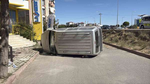 Araçlardan biri yoldan çıkıp devrildi, kazada yaralanan olmadı