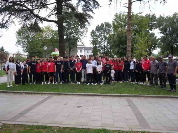 Düzcesporlu futbolcular ve öğrenciler parkı temizlediler
