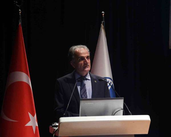 Üniversiteye yani başlayan öğrencilere hitap eden rektör Al: 'Eğitim dört duvarın ötesinde'