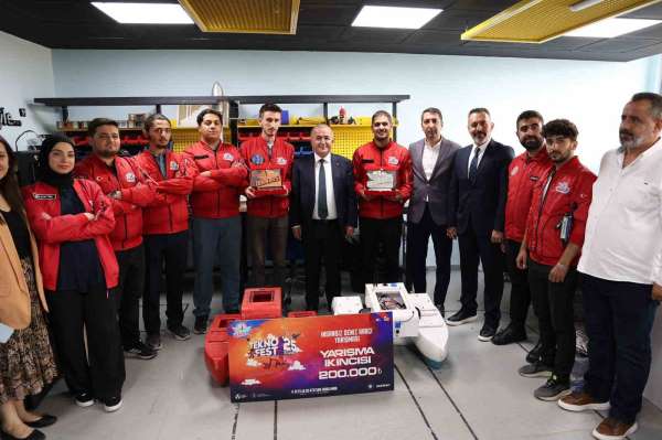 Vali Hatipoğlu, başarılı gençlerle bir araya geldi