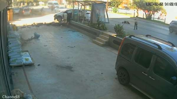 3 kişinin yaralandığı kazada parçalanan otomobilin direksiyonundan yürüyerek indi