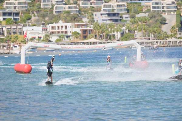 Bodrum'da deniz üzerinde hız ve adrenalin yarışı
