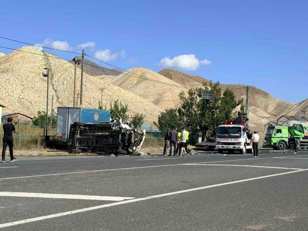 Oltu-Ardahan yolunda feci kaza: 2'si ağır 3 yaralı