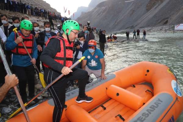 Bakan Kasapoğlu, Zap Nehri'nde rafting yaptı 