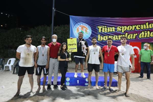 Cumhuriyet Plaj Voleybolu Turnuvasının kazananları belli oldu 