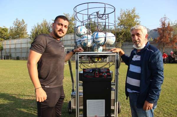Eski futbolcudan yerli 'top atma makinesi' 