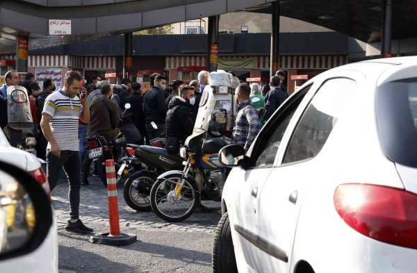 İran'da benzin istasyonlarında satışlar durdu, uzun kuyruklar oluştu