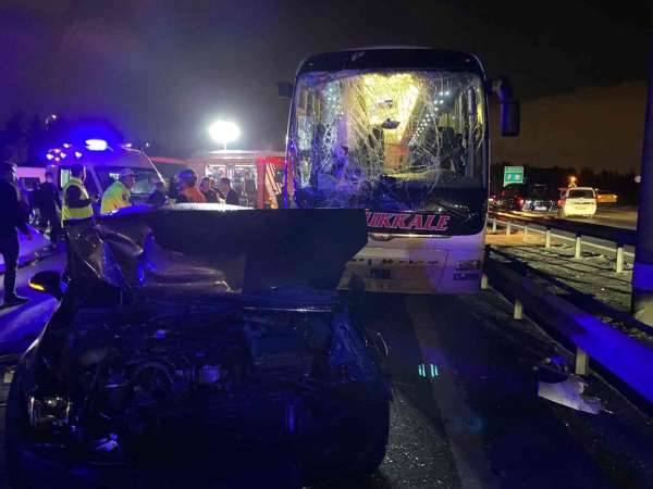Sancaktepe'de yolcu otobüsü zincirlemeye kazaya karıştı. Olay yerine çok sayıda itfaiye ve sağlık ekibi sevk e