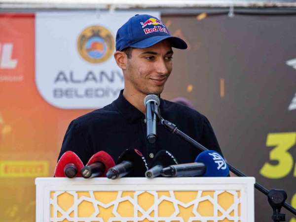 3'üncü kez Dünya Şampiyonu olan Toprak Razgatlıoğlu, memleketi Alanya'da coşkuyla karşılandı